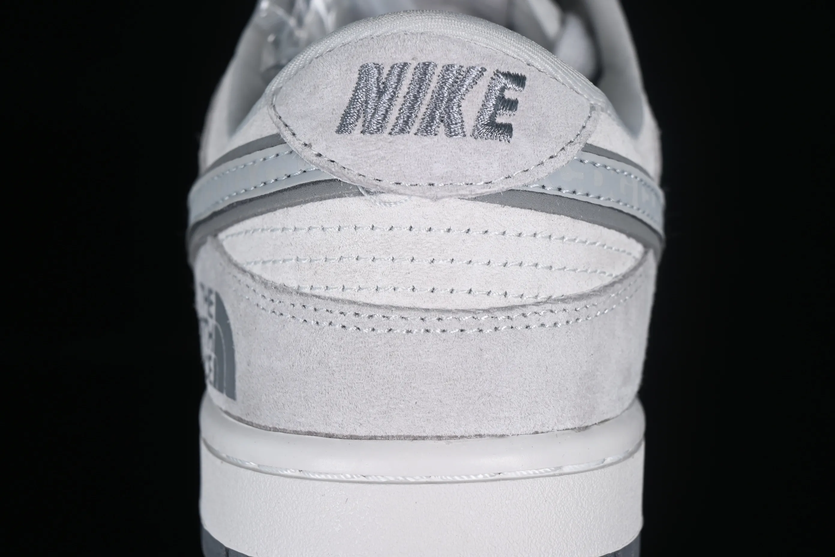 All Categories Nk SB Dunk Series Nk SB Dunk Low Low-top sneakers Nk Dunk Low North CDG joint-grey Three-party joint SB low-top casual sneakers FC1688-181